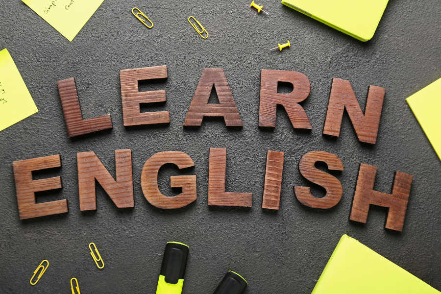 El idioma inglés se ha convertido en una lengua franca en todo el mundo.   Es hablado por millones de personas y es utilizado en una amplia variedad de contextos.